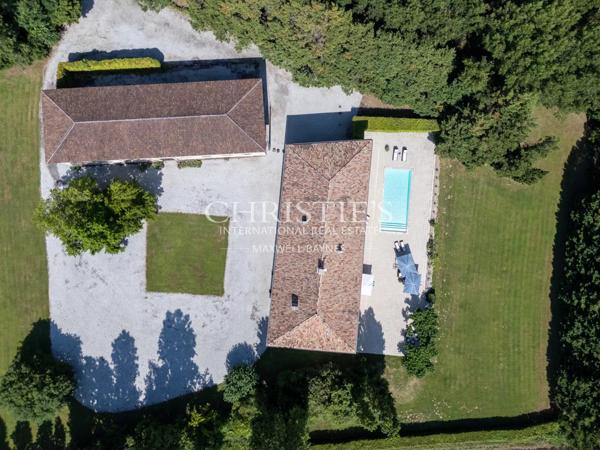 Superbe Demeure du XVIIIe Siècle sur 5.8 hectares en Bordure de Dordogne