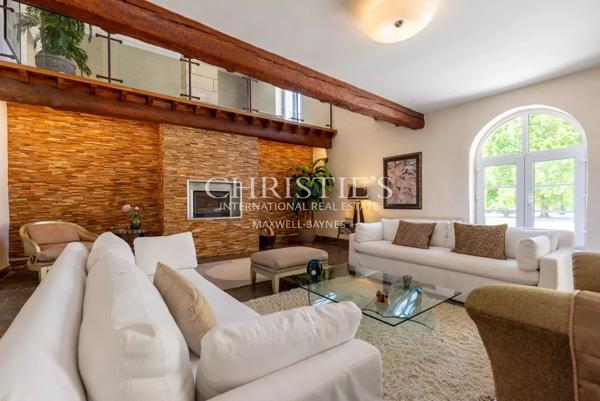 Superbe Demeure du XVIIIe Siècle sur 5.8 hectares en Bordure de Dordogne