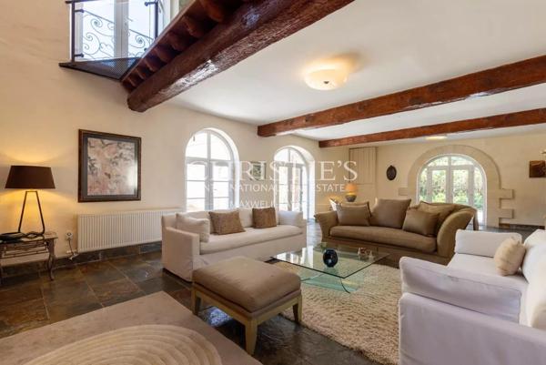 Superbe Demeure du XVIIIe Siècle sur 5.8 hectares en Bordure de Dordogne