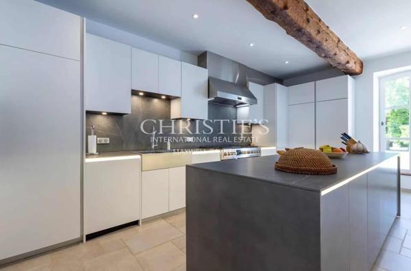 Superbe Demeure du XVIIIe Siècle sur 5.8 hectares en Bordure de Dordogne