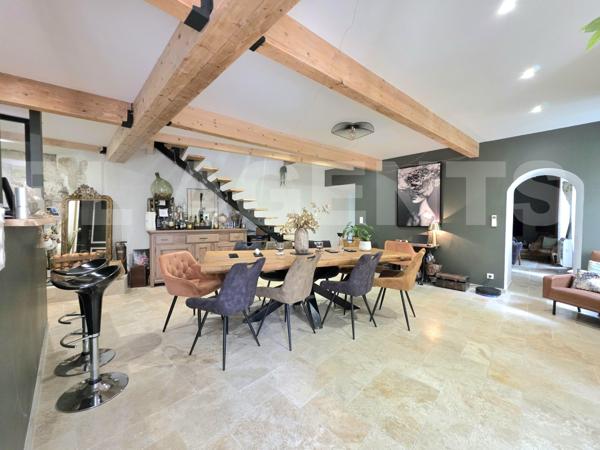 Ancien presbytère renové avec jardin de 300 m² habitables.