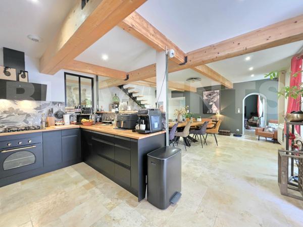 Ancien presbytère renové avec jardin de 300 m² habitables.