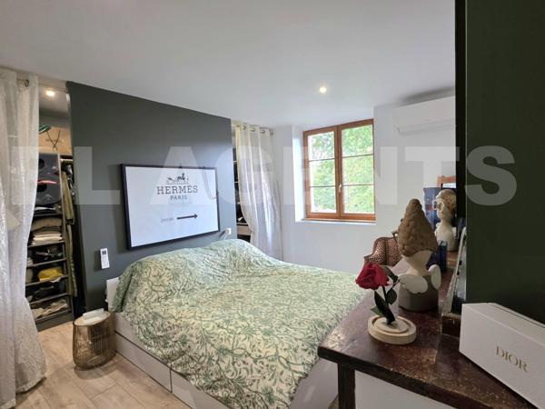 Ancien presbytère renové avec jardin de 300 m² habitables.