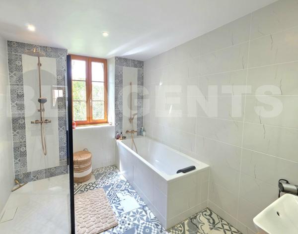 Ancien presbytère renové avec jardin de 300 m² habitables.