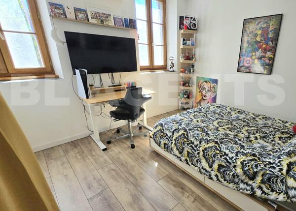 Ancien presbytère renové avec jardin de 300 m² habitables.