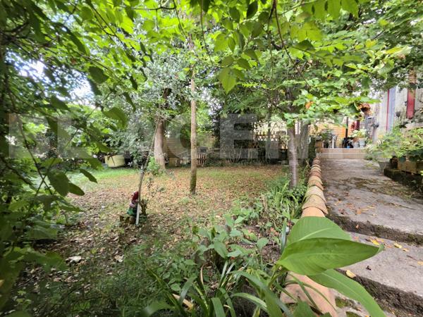 Ancien presbytère renové avec jardin de 300 m² habitables.