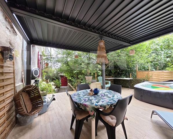 Ancien presbytère renové avec jardin de 300 m² habitables.