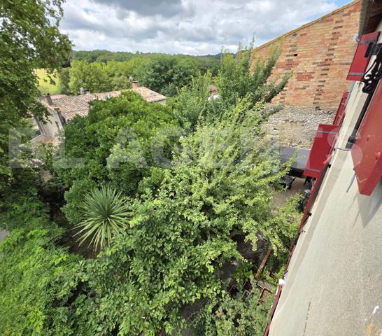 Ancien presbytère renové avec jardin de 300 m² habitables.