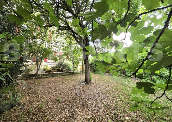 Ancien presbytère renové avec jardin de 300 m² habitables.