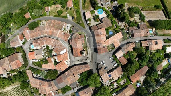 Ancien presbytère renové avec jardin de 300 m² habitables.