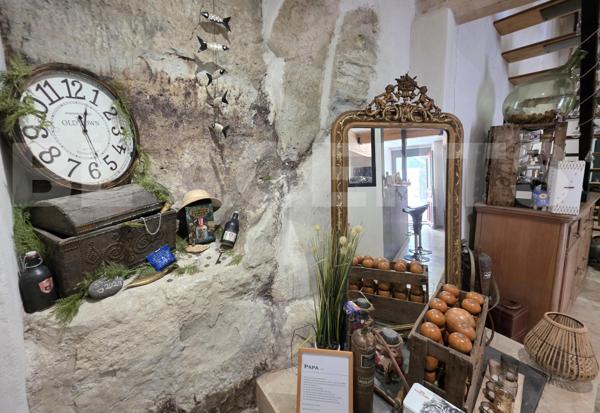 Ancien presbytère renové avec jardin de 300 m² habitables.