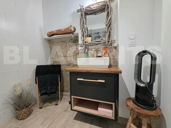 Ancien presbytère renové avec jardin de 300 m² habitables.