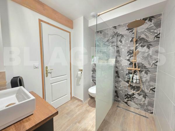 Ancien presbytère renové avec jardin de 300 m² habitables.