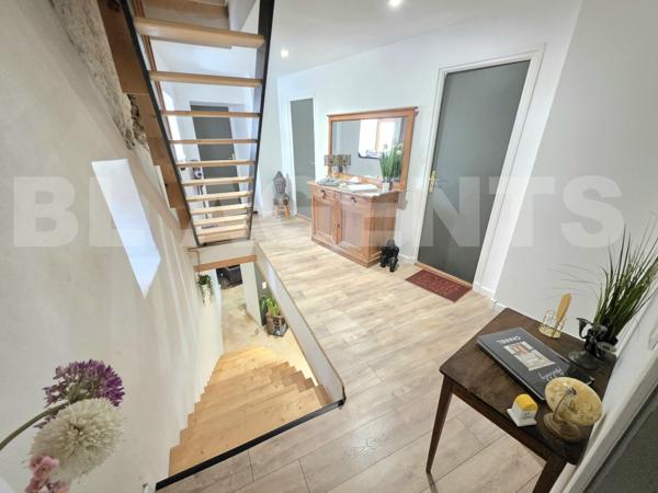 Ancien presbytère renové avec jardin de 300 m² habitables.