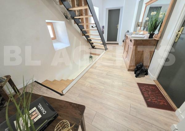 Ancien presbytère renové avec jardin de 300 m² habitables.