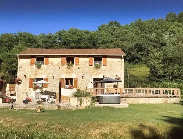 Deux belles maisons dans un environnement pittoresque