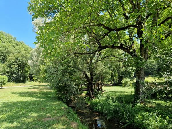 Deux belles maisons dans un environnement pittoresque