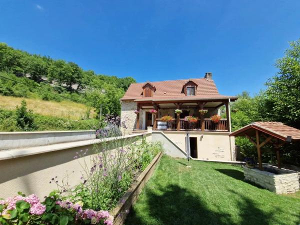 Deux belles maisons dans un environnement pittoresque