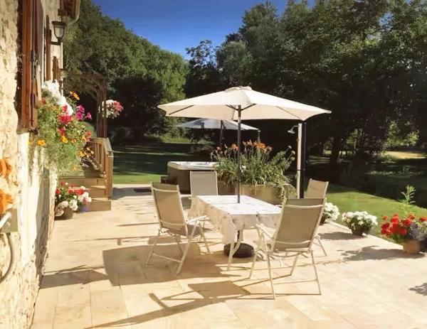 Deux belles maisons dans un environnement pittoresque
