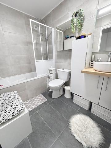 STUDIO PROCHE TOUTES COMMODITES, LUMINEUX ET FONCTIONNEL