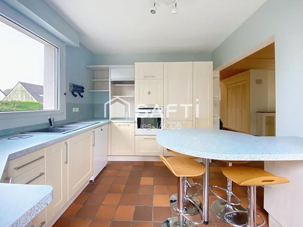 Maison d'architecte avec 5 chambres, grand jardin et sous-complet