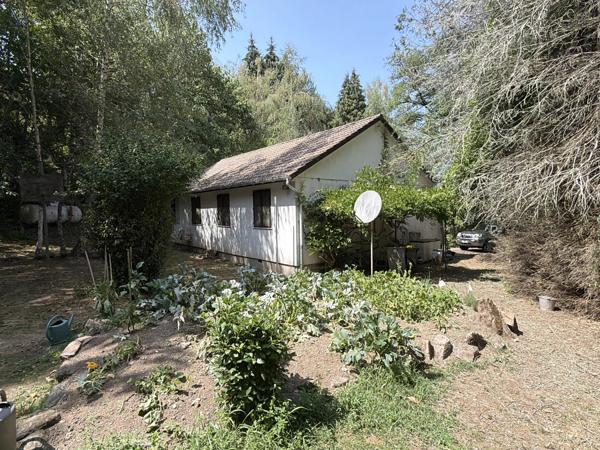 Pavillon indépendant au bord d'un ruisseau, niché dans un cadre boisé paisible