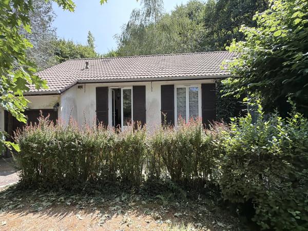 Pavillon indépendant au bord d'un ruisseau, niché dans un cadre boisé paisible