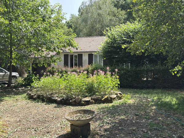 Pavillon indépendant au bord d'un ruisseau, niché dans un cadre boisé paisible