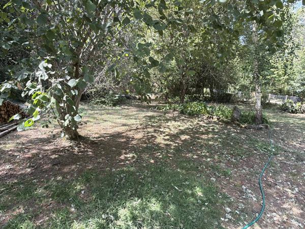 Pavillon indépendant au bord d'un ruisseau, niché dans un cadre boisé paisible
