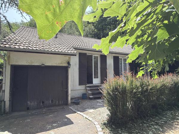 Pavillon indépendant au bord d'un ruisseau, niché dans un cadre boisé paisible