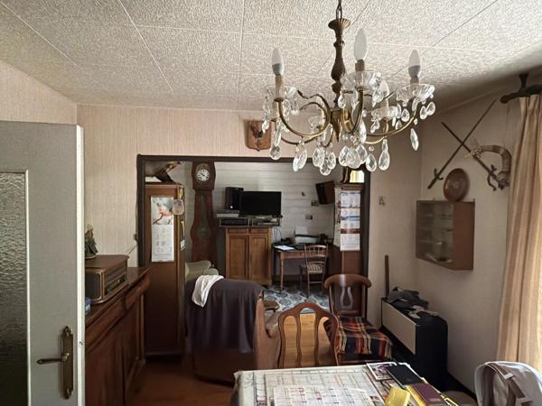 Pavillon indépendant au bord d'un ruisseau, niché dans un cadre boisé paisible