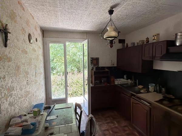 Pavillon indépendant au bord d'un ruisseau, niché dans un cadre boisé paisible