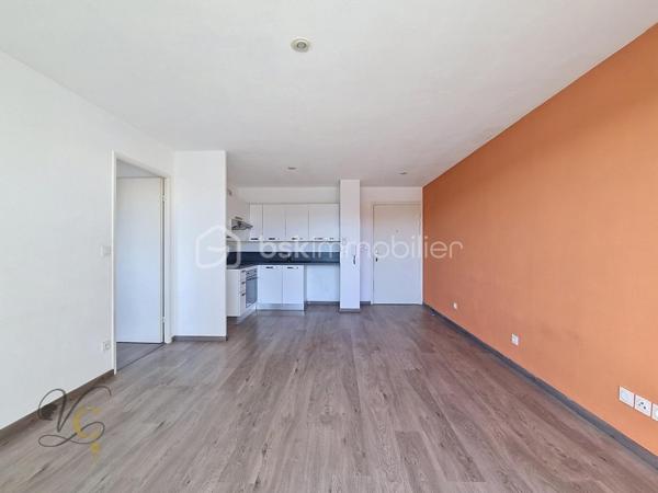 📍 Cavaillon – secteur calme, proche de toutes les commodités

Découvrez cet agréable T2 d’environ 37 m², situé dans une copropriété bien entretenue et agréable à vivre.

✨ Ses atouts :
• ❄️ Climatisation
• 🍳 Cuisine aménagée et équipée
• 🌿 Balcon
• 🚗 Place de parking privative
• 📍 Proximité immédiate des commodités
• 🏡 Une copropriété calme et bien entretenue

💡 Premier achat ou investissement locatif, ce T2 coche de nombreuses cases : un format recherché, peu contraignant à entretenir et offrant un extérieur ainsi qu’un stationnement.

Un appartement idéal pour se lancer dans l’immobilier ou se constituer un premier patrimoine.

📩 Vous souhaitez découvrir ce bien ? Contactez-moi pour obtenir plus d’informations et organiser votre visite.

À visiter sans tarder.

⚠️ Visite sur dossier validé uniquement – étude bancaire exigée
📍 Inter cabinet bienvenu
🎥 Visite virtuelle sur demande