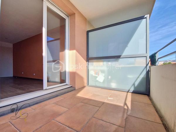 📍 Cavaillon – secteur calme, proche de toutes les commodités

Découvrez cet agréable T2 d’environ 37 m², situé dans une copropriété bien entretenue et agréable à vivre.

✨ Ses atouts :
• ❄️ Climatisation
• 🍳 Cuisine aménagée et équipée
• 🌿 Balcon
• 🚗 Place de parking privative
• 📍 Proximité immédiate des commodités
• 🏡 Une copropriété calme et bien entretenue

💡 Premier achat ou investissement locatif, ce T2 coche de nombreuses cases : un format recherché, peu contraignant à entretenir et offrant un extérieur ainsi qu’un stationnement.

Un appartement idéal pour se lancer dans l’immobilier ou se constituer un premier patrimoine.

📩 Vous souhaitez découvrir ce bien ? Contactez-moi pour obtenir plus d’informations et organiser votre visite.

À visiter sans tarder.

⚠️ Visite sur dossier validé uniquement – étude bancaire exigée
📍 Inter cabinet bienvenu
🎥 Visite virtuelle sur demande
