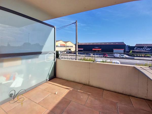 📍 Cavaillon – secteur calme, proche de toutes les commodités

Découvrez cet agréable T2 d’environ 37 m², situé dans une copropriété bien entretenue et agréable à vivre.

✨ Ses atouts :
• ❄️ Climatisation
• 🍳 Cuisine aménagée et équipée
• 🌿 Balcon
• 🚗 Place de parking privative
• 📍 Proximité immédiate des commodités
• 🏡 Une copropriété calme et bien entretenue

💡 Premier achat ou investissement locatif, ce T2 coche de nombreuses cases : un format recherché, peu contraignant à entretenir et offrant un extérieur ainsi qu’un stationnement.

Un appartement idéal pour se lancer dans l’immobilier ou se constituer un premier patrimoine.

📩 Vous souhaitez découvrir ce bien ? Contactez-moi pour obtenir plus d’informations et organiser votre visite.

À visiter sans tarder.

⚠️ Visite sur dossier validé uniquement – étude bancaire exigée
📍 Inter cabinet bienvenu
🎥 Visite virtuelle sur demande