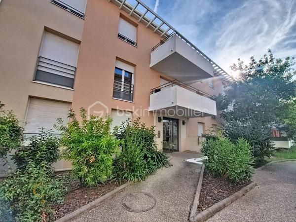 📍 Cavaillon – secteur calme, proche de toutes les commodités

Découvrez cet agréable T2 d’environ 37 m², situé dans une copropriété bien entretenue et agréable à vivre.

✨ Ses atouts :
• ❄️ Climatisation
• 🍳 Cuisine aménagée et équipée
• 🌿 Balcon
• 🚗 Place de parking privative
• 📍 Proximité immédiate des commodités
• 🏡 Une copropriété calme et bien entretenue

💡 Premier achat ou investissement locatif, ce T2 coche de nombreuses cases : un format recherché, peu contraignant à entretenir et offrant un extérieur ainsi qu’un stationnement.

Un appartement idéal pour se lancer dans l’immobilier ou se constituer un premier patrimoine.

📩 Vous souhaitez découvrir ce bien ? Contactez-moi pour obtenir plus d’informations et organiser votre visite.

À visiter sans tarder.

⚠️ Visite sur dossier validé uniquement – étude bancaire exigée
📍 Inter cabinet bienvenu
🎥 Visite virtuelle sur demande
