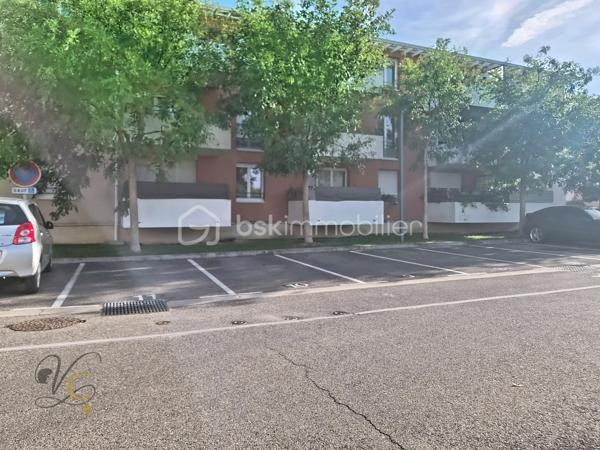 📍 Cavaillon – secteur calme, proche de toutes les commodités

Découvrez cet agréable T2 d’environ 37 m², situé dans une copropriété bien entretenue et agréable à vivre.

✨ Ses atouts :
• ❄️ Climatisation
• 🍳 Cuisine aménagée et équipée
• 🌿 Balcon
• 🚗 Place de parking privative
• 📍 Proximité immédiate des commodités
• 🏡 Une copropriété calme et bien entretenue

💡 Premier achat ou investissement locatif, ce T2 coche de nombreuses cases : un format recherché, peu contraignant à entretenir et offrant un extérieur ainsi qu’un stationnement.

Un appartement idéal pour se lancer dans l’immobilier ou se constituer un premier patrimoine.

📩 Vous souhaitez découvrir ce bien ? Contactez-moi pour obtenir plus d’informations et organiser votre visite.

À visiter sans tarder.

⚠️ Visite sur dossier validé uniquement – étude bancaire exigée
📍 Inter cabinet bienvenu
🎥 Visite virtuelle sur demande