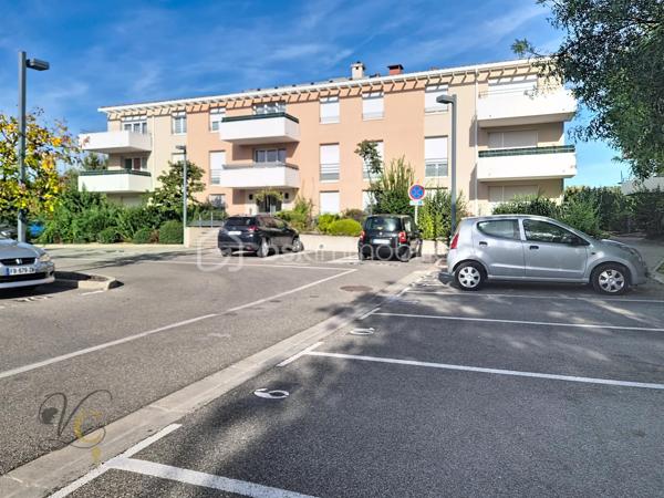 📍 Cavaillon – secteur calme, proche de toutes les commodités

Découvrez cet agréable T2 d’environ 37 m², situé dans une copropriété bien entretenue et agréable à vivre.

✨ Ses atouts :
• ❄️ Climatisation
• 🍳 Cuisine aménagée et équipée
• 🌿 Balcon
• 🚗 Place de parking privative
• 📍 Proximité immédiate des commodités
• 🏡 Une copropriété calme et bien entretenue

💡 Premier achat ou investissement locatif, ce T2 coche de nombreuses cases : un format recherché, peu contraignant à entretenir et offrant un extérieur ainsi qu’un stationnement.

Un appartement idéal pour se lancer dans l’immobilier ou se constituer un premier patrimoine.

📩 Vous souhaitez découvrir ce bien ? Contactez-moi pour obtenir plus d’informations et organiser votre visite.

À visiter sans tarder.

⚠️ Visite sur dossier validé uniquement – étude bancaire exigée
📍 Inter cabinet bienvenu
🎥 Visite virtuelle sur demande