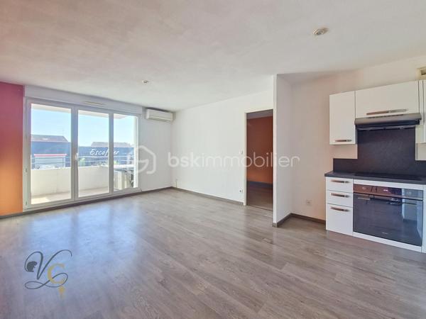 📍 Cavaillon – secteur calme, proche de toutes les commodités

Découvrez cet agréable T2 d’environ 37 m², situé dans une copropriété bien entretenue et agréable à vivre.

✨ Ses atouts :
• ❄️ Climatisation
• 🍳 Cuisine aménagée et équipée
• 🌿 Balcon
• 🚗 Place de parking privative
• 📍 Proximité immédiate des commodités
• 🏡 Une copropriété calme et bien entretenue

💡 Premier achat ou investissement locatif, ce T2 coche de nombreuses cases : un format recherché, peu contraignant à entretenir et offrant un extérieur ainsi qu’un stationnement.

Un appartement idéal pour se lancer dans l’immobilier ou se constituer un premier patrimoine.

📩 Vous souhaitez découvrir ce bien ? Contactez-moi pour obtenir plus d’informations et organiser votre visite.

À visiter sans tarder.

⚠️ Visite sur dossier validé uniquement – étude bancaire exigée
📍 Inter cabinet bienvenu
🎥 Visite virtuelle sur demande
