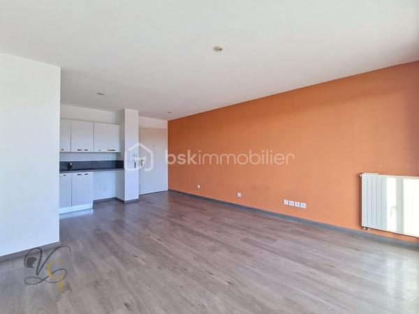 📍 Cavaillon – secteur calme, proche de toutes les commodités

Découvrez cet agréable T2 d’environ 37 m², situé dans une copropriété bien entretenue et agréable à vivre.

✨ Ses atouts :
• ❄️ Climatisation
• 🍳 Cuisine aménagée et équipée
• 🌿 Balcon
• 🚗 Place de parking privative
• 📍 Proximité immédiate des commodités
• 🏡 Une copropriété calme et bien entretenue

💡 Premier achat ou investissement locatif, ce T2 coche de nombreuses cases : un format recherché, peu contraignant à entretenir et offrant un extérieur ainsi qu’un stationnement.

Un appartement idéal pour se lancer dans l’immobilier ou se constituer un premier patrimoine.

📩 Vous souhaitez découvrir ce bien ? Contactez-moi pour obtenir plus d’informations et organiser votre visite.

À visiter sans tarder.

⚠️ Visite sur dossier validé uniquement – étude bancaire exigée
📍 Inter cabinet bienvenu
🎥 Visite virtuelle sur demande