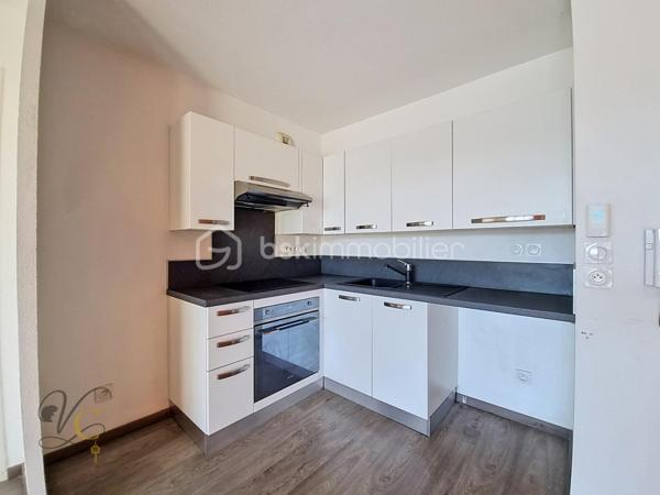 📍 Cavaillon – secteur calme, proche de toutes les commodités

Découvrez cet agréable T2 d’environ 37 m², situé dans une copropriété bien entretenue et agréable à vivre.

✨ Ses atouts :
• ❄️ Climatisation
• 🍳 Cuisine aménagée et équipée
• 🌿 Balcon
• 🚗 Place de parking privative
• 📍 Proximité immédiate des commodités
• 🏡 Une copropriété calme et bien entretenue

💡 Premier achat ou investissement locatif, ce T2 coche de nombreuses cases : un format recherché, peu contraignant à entretenir et offrant un extérieur ainsi qu’un stationnement.

Un appartement idéal pour se lancer dans l’immobilier ou se constituer un premier patrimoine.

📩 Vous souhaitez découvrir ce bien ? Contactez-moi pour obtenir plus d’informations et organiser votre visite.

À visiter sans tarder.

⚠️ Visite sur dossier validé uniquement – étude bancaire exigée
📍 Inter cabinet bienvenu
🎥 Visite virtuelle sur demande