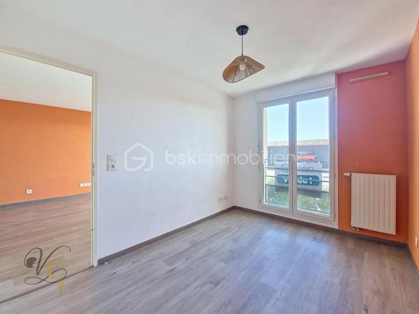 📍 Cavaillon – secteur calme, proche de toutes les commodités

Découvrez cet agréable T2 d’environ 37 m², situé dans une copropriété bien entretenue et agréable à vivre.

✨ Ses atouts :
• ❄️ Climatisation
• 🍳 Cuisine aménagée et équipée
• 🌿 Balcon
• 🚗 Place de parking privative
• 📍 Proximité immédiate des commodités
• 🏡 Une copropriété calme et bien entretenue

💡 Premier achat ou investissement locatif, ce T2 coche de nombreuses cases : un format recherché, peu contraignant à entretenir et offrant un extérieur ainsi qu’un stationnement.

Un appartement idéal pour se lancer dans l’immobilier ou se constituer un premier patrimoine.

📩 Vous souhaitez découvrir ce bien ? Contactez-moi pour obtenir plus d’informations et organiser votre visite.

À visiter sans tarder.

⚠️ Visite sur dossier validé uniquement – étude bancaire exigée
📍 Inter cabinet bienvenu
🎥 Visite virtuelle sur demande