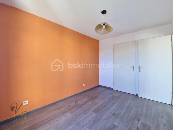 📍 Cavaillon – secteur calme, proche de toutes les commodités

Découvrez cet agréable T2 d’environ 37 m², situé dans une copropriété bien entretenue et agréable à vivre.

✨ Ses atouts :
• ❄️ Climatisation
• 🍳 Cuisine aménagée et équipée
• 🌿 Balcon
• 🚗 Place de parking privative
• 📍 Proximité immédiate des commodités
• 🏡 Une copropriété calme et bien entretenue

💡 Premier achat ou investissement locatif, ce T2 coche de nombreuses cases : un format recherché, peu contraignant à entretenir et offrant un extérieur ainsi qu’un stationnement.

Un appartement idéal pour se lancer dans l’immobilier ou se constituer un premier patrimoine.

📩 Vous souhaitez découvrir ce bien ? Contactez-moi pour obtenir plus d’informations et organiser votre visite.

À visiter sans tarder.

⚠️ Visite sur dossier validé uniquement – étude bancaire exigée
📍 Inter cabinet bienvenu
🎥 Visite virtuelle sur demande