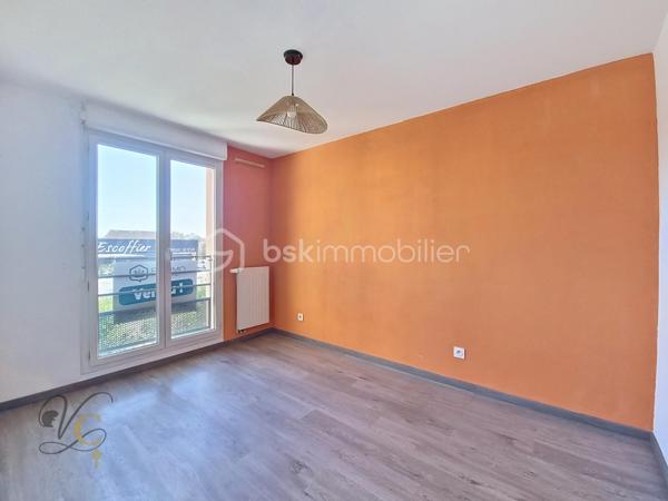 📍 Cavaillon – secteur calme, proche de toutes les commodités

Découvrez cet agréable T2 d’environ 37 m², situé dans une copropriété bien entretenue et agréable à vivre.

✨ Ses atouts :
• ❄️ Climatisation
• 🍳 Cuisine aménagée et équipée
• 🌿 Balcon
• 🚗 Place de parking privative
• 📍 Proximité immédiate des commodités
• 🏡 Une copropriété calme et bien entretenue

💡 Premier achat ou investissement locatif, ce T2 coche de nombreuses cases : un format recherché, peu contraignant à entretenir et offrant un extérieur ainsi qu’un stationnement.

Un appartement idéal pour se lancer dans l’immobilier ou se constituer un premier patrimoine.

📩 Vous souhaitez découvrir ce bien ? Contactez-moi pour obtenir plus d’informations et organiser votre visite.

À visiter sans tarder.

⚠️ Visite sur dossier validé uniquement – étude bancaire exigée
📍 Inter cabinet bienvenu
🎥 Visite virtuelle sur demande