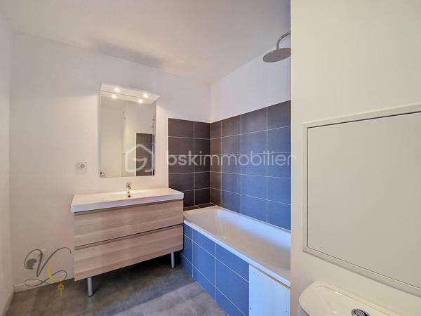 📍 Cavaillon – secteur calme, proche de toutes les commodités

Découvrez cet agréable T2 d’environ 37 m², situé dans une copropriété bien entretenue et agréable à vivre.

✨ Ses atouts :
• ❄️ Climatisation
• 🍳 Cuisine aménagée et équipée
• 🌿 Balcon
• 🚗 Place de parking privative
• 📍 Proximité immédiate des commodités
• 🏡 Une copropriété calme et bien entretenue

💡 Premier achat ou investissement locatif, ce T2 coche de nombreuses cases : un format recherché, peu contraignant à entretenir et offrant un extérieur ainsi qu’un stationnement.

Un appartement idéal pour se lancer dans l’immobilier ou se constituer un premier patrimoine.

📩 Vous souhaitez découvrir ce bien ? Contactez-moi pour obtenir plus d’informations et organiser votre visite.

À visiter sans tarder.

⚠️ Visite sur dossier validé uniquement – étude bancaire exigée
📍 Inter cabinet bienvenu
🎥 Visite virtuelle sur demande