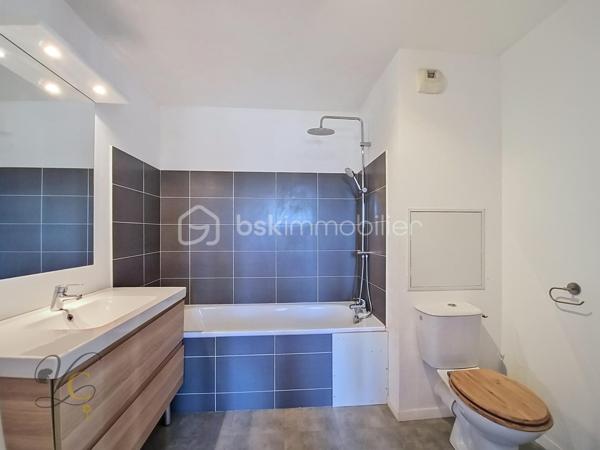 📍 Cavaillon – secteur calme, proche de toutes les commodités

Découvrez cet agréable T2 d’environ 37 m², situé dans une copropriété bien entretenue et agréable à vivre.

✨ Ses atouts :
• ❄️ Climatisation
• 🍳 Cuisine aménagée et équipée
• 🌿 Balcon
• 🚗 Place de parking privative
• 📍 Proximité immédiate des commodités
• 🏡 Une copropriété calme et bien entretenue

💡 Premier achat ou investissement locatif, ce T2 coche de nombreuses cases : un format recherché, peu contraignant à entretenir et offrant un extérieur ainsi qu’un stationnement.

Un appartement idéal pour se lancer dans l’immobilier ou se constituer un premier patrimoine.

📩 Vous souhaitez découvrir ce bien ? Contactez-moi pour obtenir plus d’informations et organiser votre visite.

À visiter sans tarder.

⚠️ Visite sur dossier validé uniquement – étude bancaire exigée
📍 Inter cabinet bienvenu
🎥 Visite virtuelle sur demande