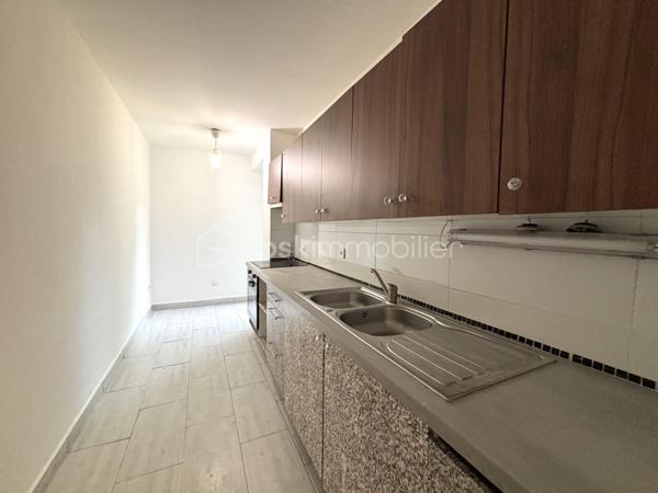 Sur la commune de Evry , secteur les Pyramides , Quai aux fleurs , Venez découvrir cet appartement de 71 m2 , 4 pièces , 2 chambres . 

Au premier étage sur 6 d'un immeuble de 1974 , venez découvrir ce spacieux appartement bien agencée , idéal pour une famille . 

Entrée , séjour lumineux donnant accès à la terrasse de plus de 15 m2 sans vis à vis  , cuisine séparée , aménagée et équipée , un couloir desservant sur Wc séparé , une salle d'eau avec douche à l'italienne , simple vasque , une pièces pouvant servir de bureau ou de dressing , deux chambres dont une donnant accès à la terrasse . 

l'appartement à été entièrement refait à neuf , posé vos valises ! 

- Double vitrage PVC 
- Chauffage au sol
- Porte blindée 
- Accès PMR

Charges de copropriété : 260 euros / mois 
Taxe foncière : 1300 euros  / an 

Proche de toute les commodités , crèche , école maternelle , école primaire , collège , lycée , lycée pro , Gare RER , l'agora à 2 min à pied .

Un appartement agréable entouré de verdures !