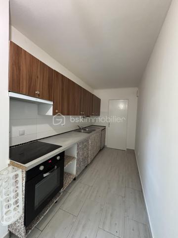 Sur la commune de Evry , secteur les Pyramides , Quai aux fleurs , Venez découvrir cet appartement de 71 m2 , 4 pièces , 2 chambres . 

Au premier étage sur 6 d'un immeuble de 1974 , venez découvrir ce spacieux appartement bien agencée , idéal pour une famille . 

Entrée , séjour lumineux donnant accès à la terrasse de plus de 15 m2 sans vis à vis  , cuisine séparée , aménagée et équipée , un couloir desservant sur Wc séparé , une salle d'eau avec douche à l'italienne , simple vasque , une pièces pouvant servir de bureau ou de dressing , deux chambres dont une donnant accès à la terrasse . 

l'appartement à été entièrement refait à neuf , posé vos valises ! 

- Double vitrage PVC 
- Chauffage au sol
- Porte blindée 
- Accès PMR

Charges de copropriété : 260 euros / mois 
Taxe foncière : 1300 euros  / an 

Proche de toute les commodités , crèche , école maternelle , école primaire , collège , lycée , lycée pro , Gare RER , l'agora à 2 min à pied .

Un appartement agréable entouré de verdures !