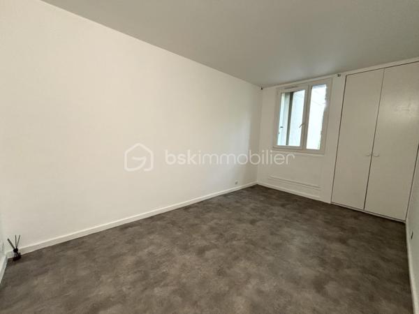Sur la commune de Evry , secteur les Pyramides , Quai aux fleurs , Venez découvrir cet appartement de 71 m2 , 4 pièces , 2 chambres . 

Au premier étage sur 6 d'un immeuble de 1974 , venez découvrir ce spacieux appartement bien agencée , idéal pour une famille . 

Entrée , séjour lumineux donnant accès à la terrasse de plus de 15 m2 sans vis à vis  , cuisine séparée , aménagée et équipée , un couloir desservant sur Wc séparé , une salle d'eau avec douche à l'italienne , simple vasque , une pièces pouvant servir de bureau ou de dressing , deux chambres dont une donnant accès à la terrasse . 

l'appartement à été entièrement refait à neuf , posé vos valises ! 

- Double vitrage PVC 
- Chauffage au sol
- Porte blindée 
- Accès PMR

Charges de copropriété : 260 euros / mois 
Taxe foncière : 1300 euros  / an 

Proche de toute les commodités , crèche , école maternelle , école primaire , collège , lycée , lycée pro , Gare RER , l'agora à 2 min à pied .

Un appartement agréable entouré de verdures !