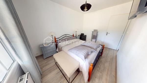 Lucas LECLAND vous propose : Situé à Villemandeur, dans un quartier pavillonnaire calme proche des commodités et de la gare de Montargis. Un pavillon de 100 m2 dont 80m2 de surface habitables des années 1977 composé : d'une entrée, un salon/séjour donnant accès à une véranda, une cuisine ouverte donnant accès à une seconde véranda. Le couloir dessert quant à lui, un WC, une salle d'eau, 3 chambres. 
Un garage attenant, accessible depuis le salon est également présent. 
Côté extérieur : Dépendance, puit. 
Maison lumineuse et fonctionnelle.

Les +++ : 
Double vitrage PVC récent
Tout à l'égout
Calme, proche commodité.